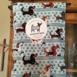 NWT REVERSIBLE PLUSH DACHSHUND THROW BLANKET